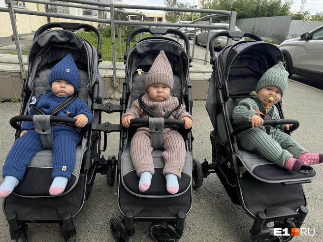 Кристина и Антон скрепляют две коляски, чтобы двух ребят мог катить один взрослый, а третьего — другой. Гулять всегда приходится большой компанией. | Источник: Кристина Пристромова