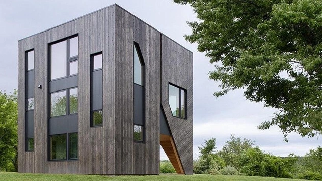 Куб на холме: облицованный кедром коттедж 137 м² от FORMA