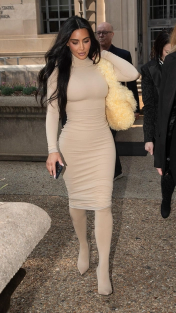 Ким Кардашьян удлинила ноги с помощью сапог — такие носят только самые модные девушки | marieclaire.ru