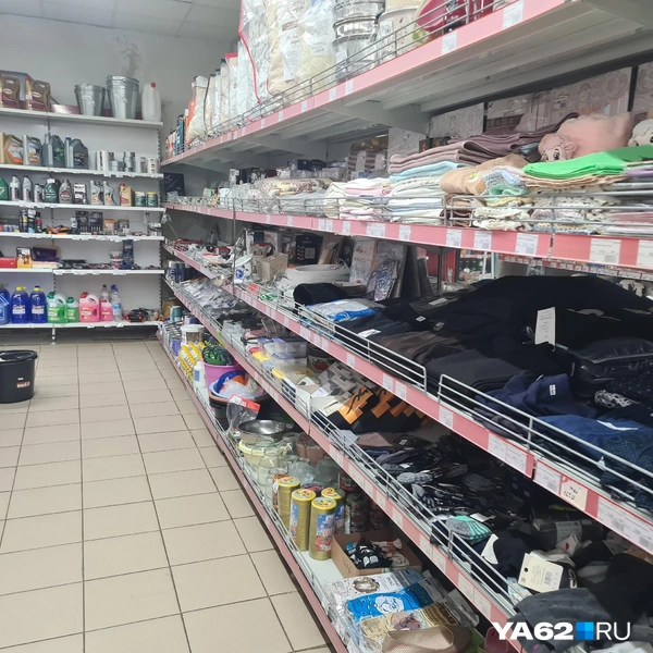 Есть не только продукты, средства гигиены и одежда, но даже аксессуары для автомобилей | Источник: Светлана Коновалова / YA62.RU