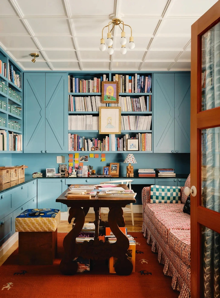 Кабинет дизайнера Меты Колман. Шкафы покрашены в оттенок Stone Blue, Farrow & Ball. | Источник: Дин Херн