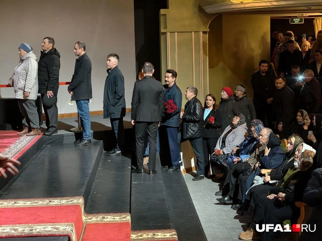 Люди, желающие проститься с Фиданом Гафаровым, заполнили театр, где он служил | Источник: Булат Салихов / UFA1.RU