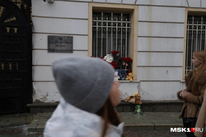 У посольства Ирана в Москве сегодня весь день несут цветы | Источник: Артем Устюжанин / MSK1.RU