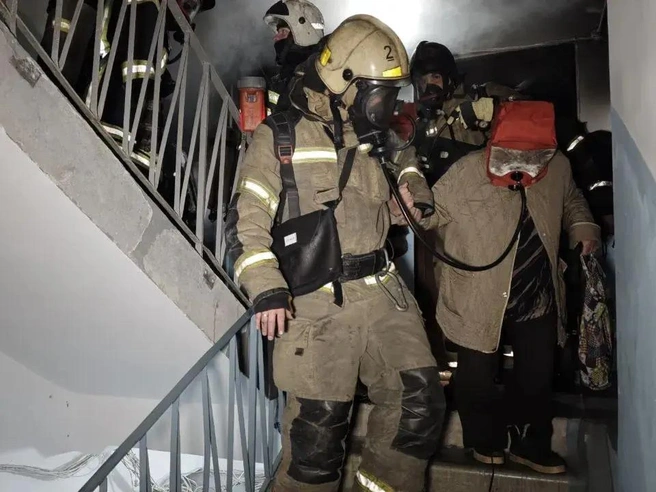 Спасатели выводили жителей через задымлённые лестничные пролёты. | Источник: ТА «Ночные новости»