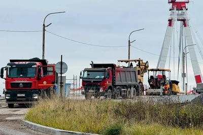 Шестую полосу Октябрьского моста готовят к асфальтированию