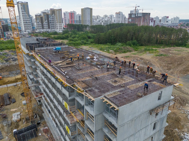 Попробуйте сосчитать, сколько человек трудится на этом фото | Источник: TEN девелопмент