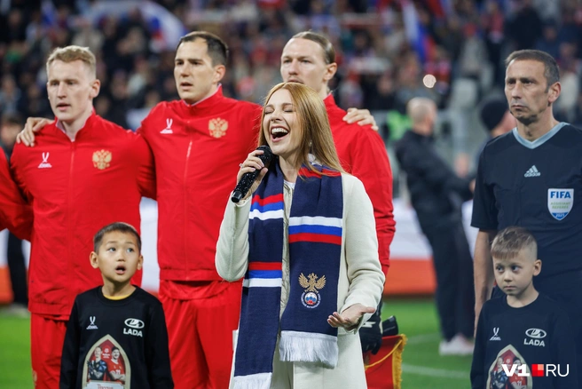 Наталья Подольская чрезвычайно проникновенно спела гимн России | Источник: Алексей Волхонский / V1.RU