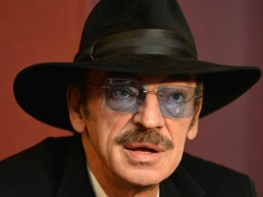 Один за всех: сын Боярского объяснил, что отец не призывал фанатов вакцинироваться