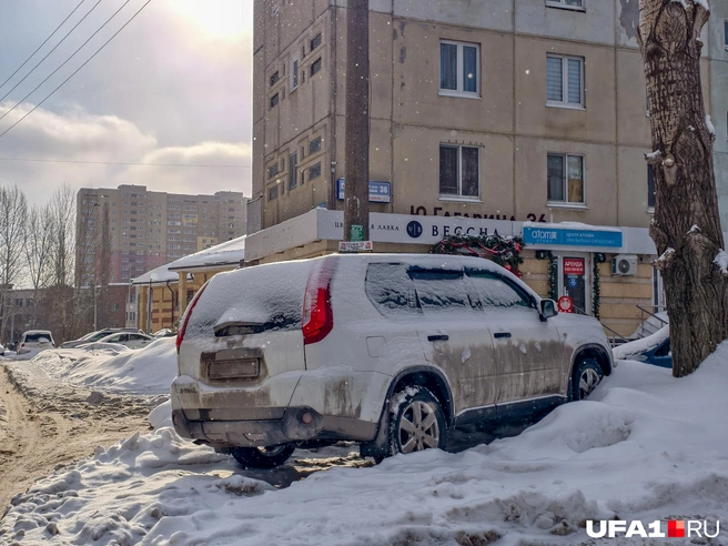 Это он въехал в сугроб или припарковался? | Источник: Булат Салихов / UFA1.RU