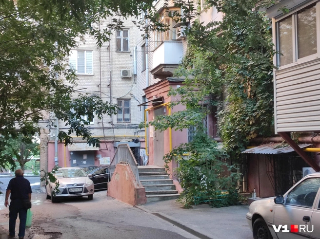 Подъезд пропах едким дымом и гарью | Источник: Денис Паустовский / V1.RU