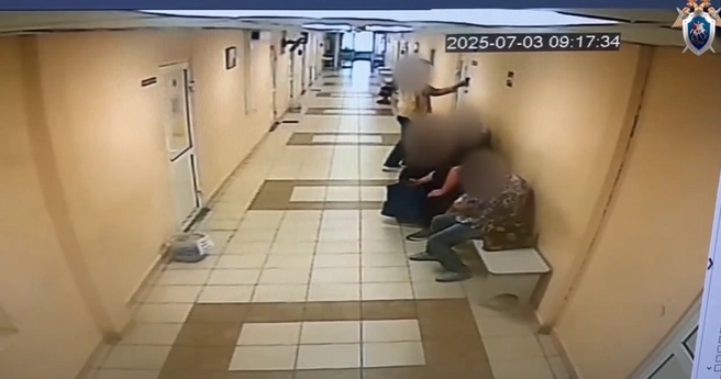 СК показал минуты перед нападением на медиков в иркутской больнице: видео | Источник: Следком38 / T.me