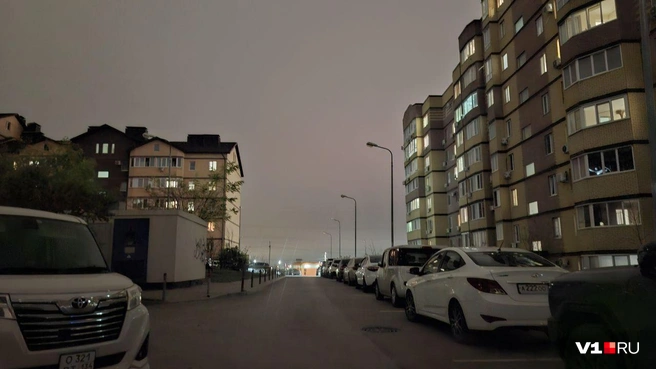 Непривычно в элитном ЖК видеть отсутствие освещения буквально «через улицу» | Источник: Тимофей Крылов / V1.RU