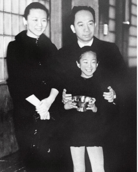 Вера Вонг с родителями 