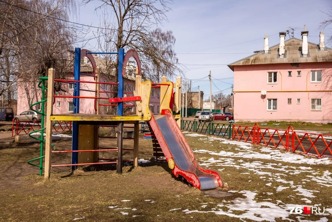 Местные считают, что детскую площадку пора привести в порядок | Источник: Кирилл Поверинов / 76.RU