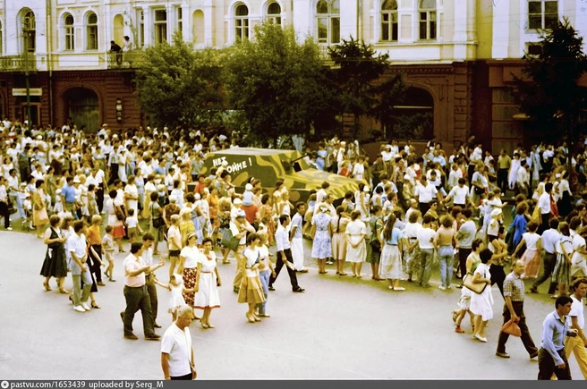 Люди окружили машину | Источник: Сергей Евгеньевич / Pastvu.com