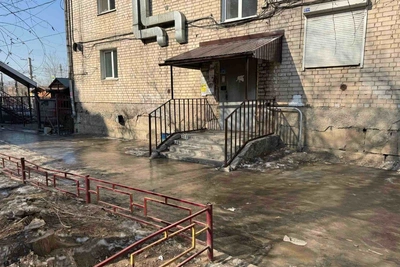 Во дворе в Чите лед превратился в лужу