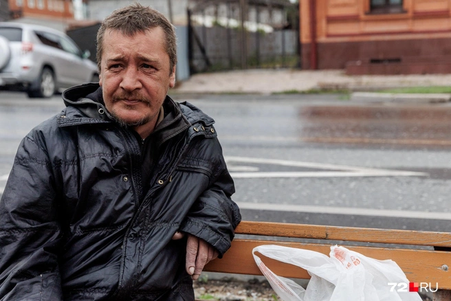 Мужчина продукты покупает на пенсию | Источник: Ирина Шарова / 72.RU
