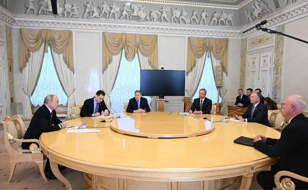 Россия готова возобновить трехсторонние переговоры и назвала их главную тему: итоги встречи с посла…