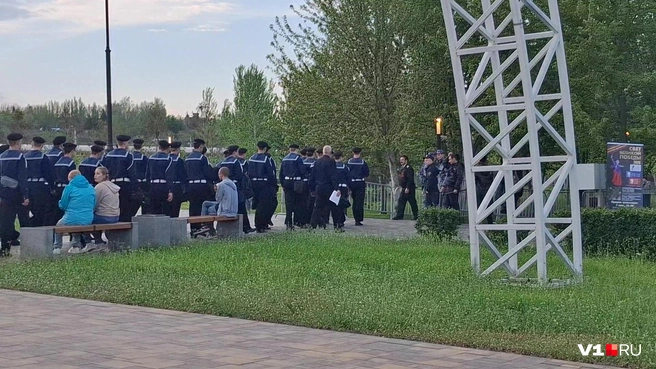 Вдоль аллеи России по обеим сторонам также стоят полицейские | Источник: Тимофей Крылов / V1.RU