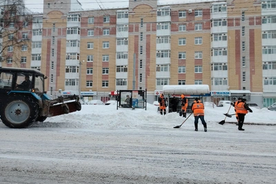 В Костромской области продолжают расчищать дороги от снега