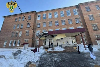 Обрушение снега на школу: 900 учащихся перешли на дистанционку