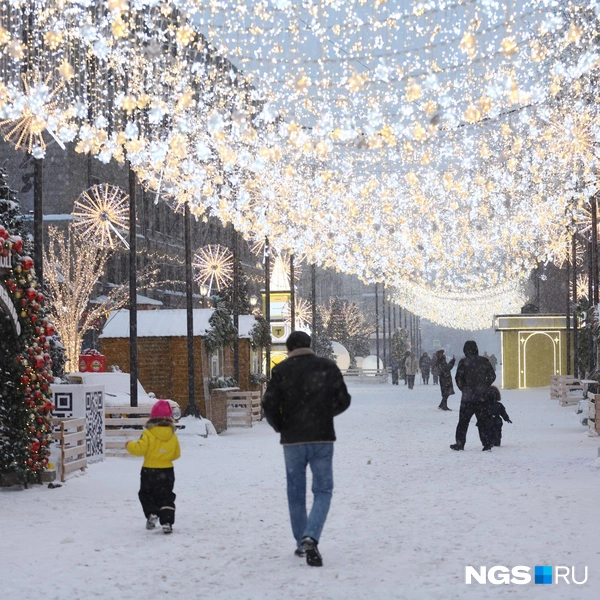 С детьми многие вышли погулять пораньше | Источник: Александр Ощепков / NGS.RU