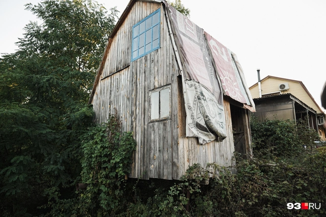 Склад стоит на краю оврага | Источник: Дарья Паращенко / 93.RU