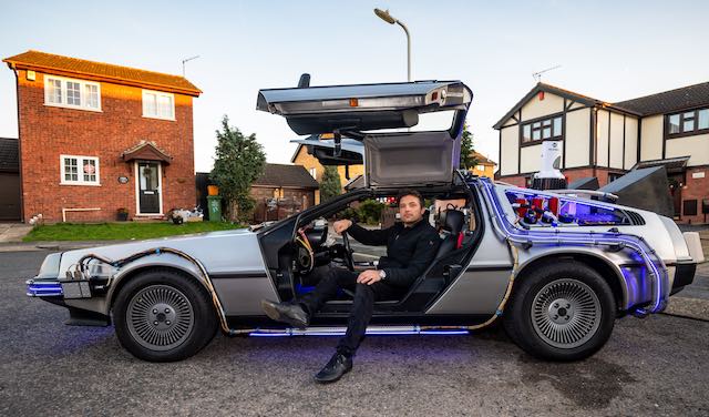 Британский дизайнер потратил кучу времени и целое состояние, чтобы собрать точную копию машины из «Назад в будущее» (фото)