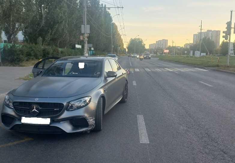 Мчался на красный. В Тольятти Mercedes Benz сбил школьника