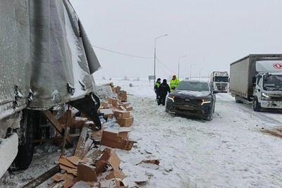 Six trucks crash on Perm Highway, traffic jam forms