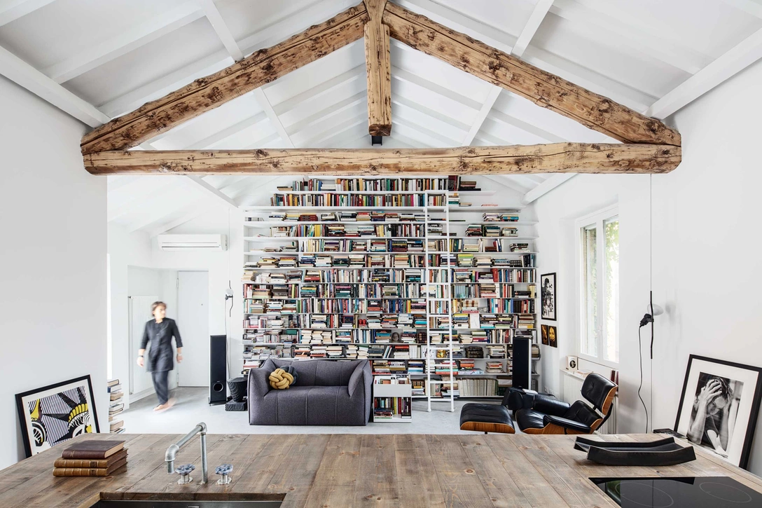 Светлая квартира писателя в центре Милана | Источник: Давиде Галли