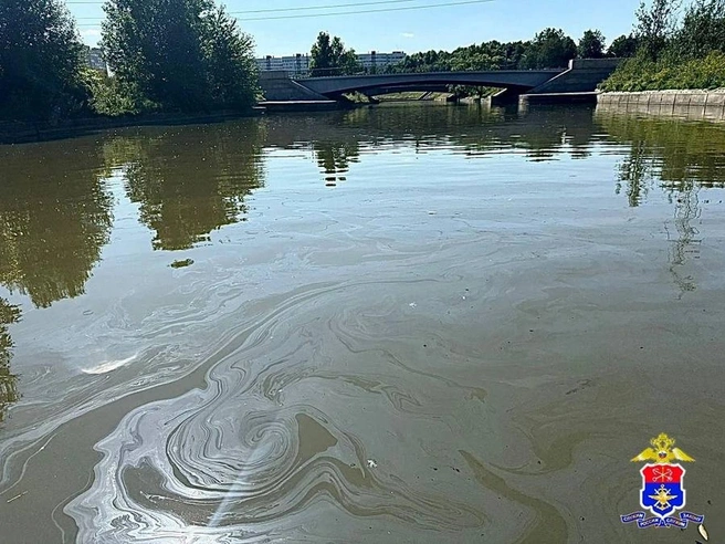 По акватории Дудергофского канала расползлись пятна от нефтепродуктов | Источник: Управление на транспорте МВД России по СЗФО