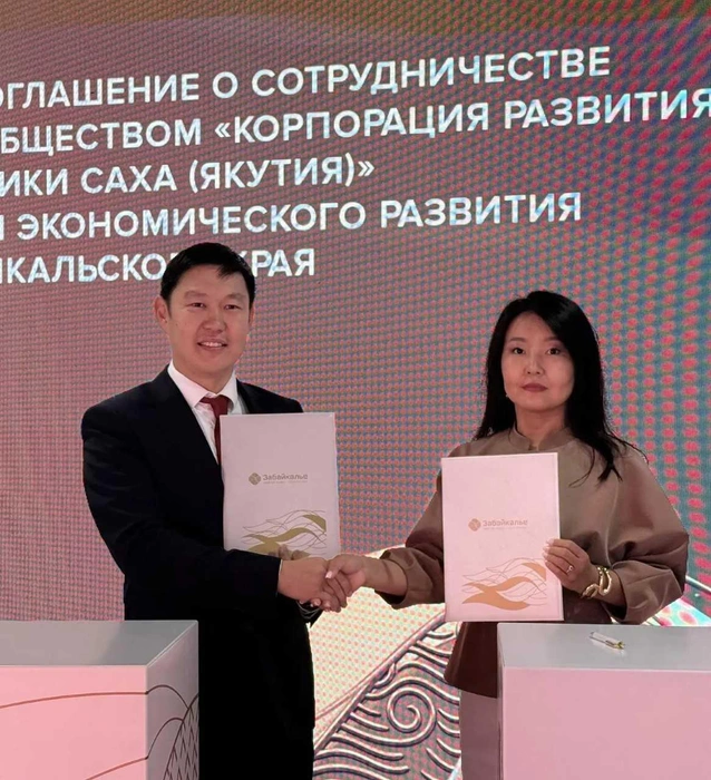 Директор Корпорации развития республики Василий Ефимов и министр экономического развития Забайкальского края Жаргалма Бадмажапова | Источник: пресс-служба Корпорации развития Якутии