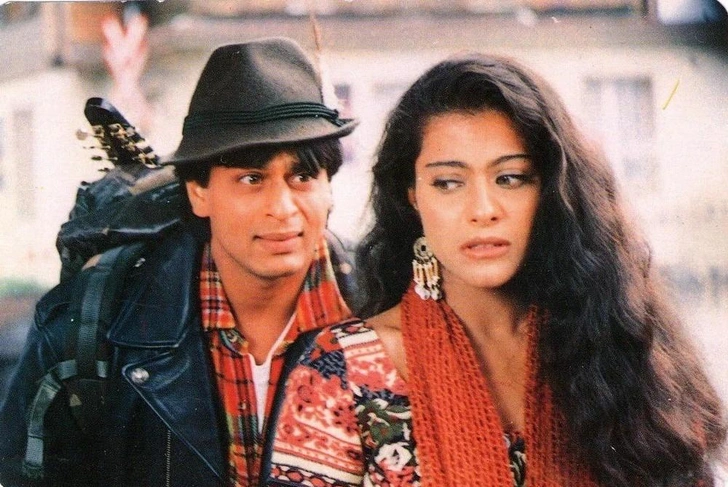Когда персонаж Шарука роняет героиню Каджол в конце песни «Rukh Jaa O Dil Deewane», ее реакция искренняя&nbsp;— Адитья Чопра не сказал ей, что Шах Рукх Кхан так поступит | Источник: Кадр из фильма «Непохищенная невеста»