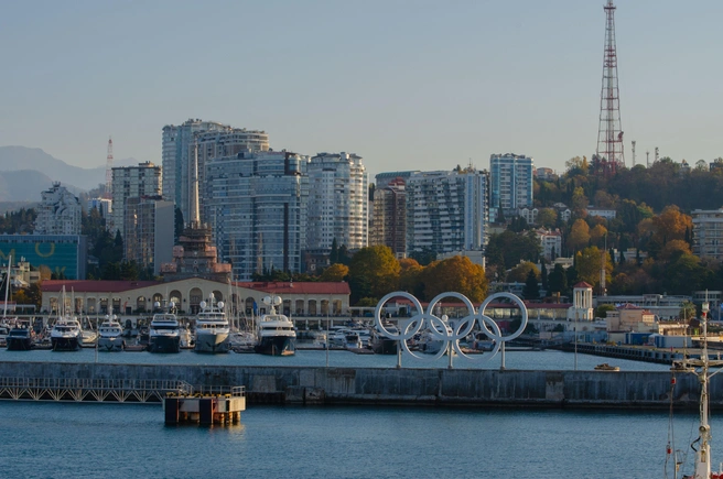 Порт Сочи специально подготовили к встрече международных судов во время реконструкции перед Олимпиадой. Но эксплуатируют акваторию, в основном, для морских прогулок | Источник: Оксана Витязь