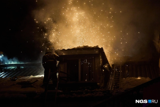 Возгорание началось на втором этаже | Источник: Александр Ощепков / NGS.RU