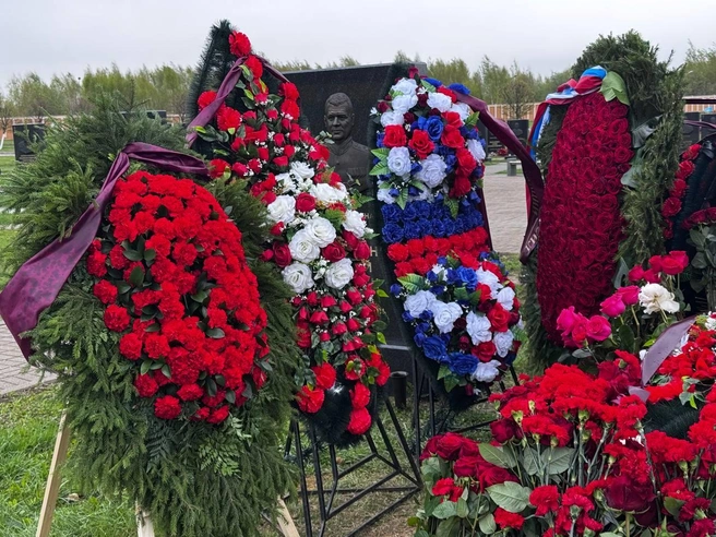 Ярославу Москалику принесли много памятных венков | Источник: Алина Мельникова / MSK1.RU