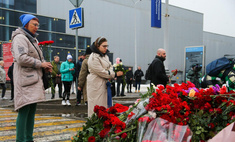 Два дня после теракта в «Крокусе»: террористы арестованы, жертвам списали кредиты, россияне несут цветы к народному мемориалу