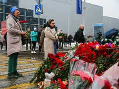 Два дня после теракта в «Крокусе»: террористы арестованы, жертвам списали кредиты, россияне несут цветы к народному мемориалу