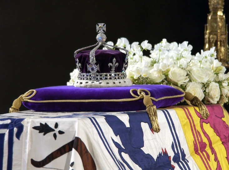 Корона с бриллиантом «Кохинур», венчающая гроб королевы-матери во время ее похорон, 8 апреля 20002