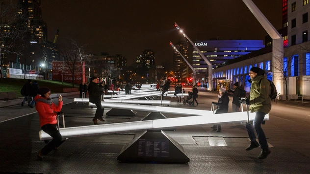 Пять примеров детских качелей в неожиданных местах