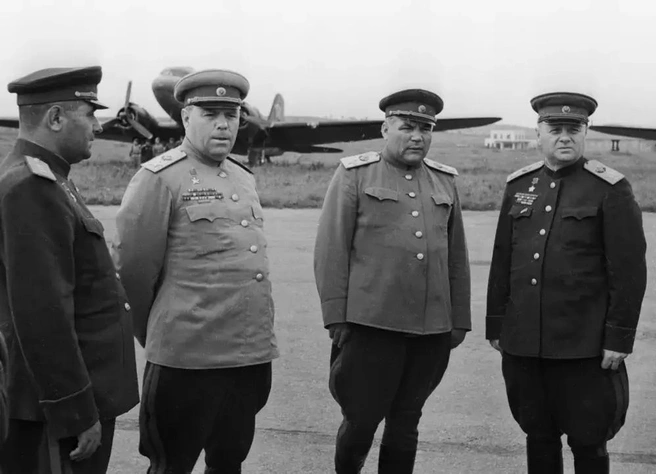 В центре Маршалы Советского Союза Василевский и Малиновский | Источник: Евгений Халдей / РИА Новости