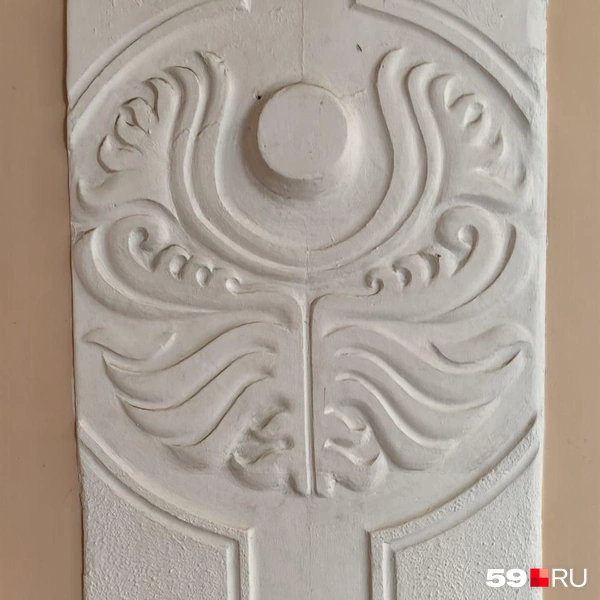 Лепнина сохранилась, хотя на первом этаже сделали ремонт | Источник: Василина Любимова / 59.RU