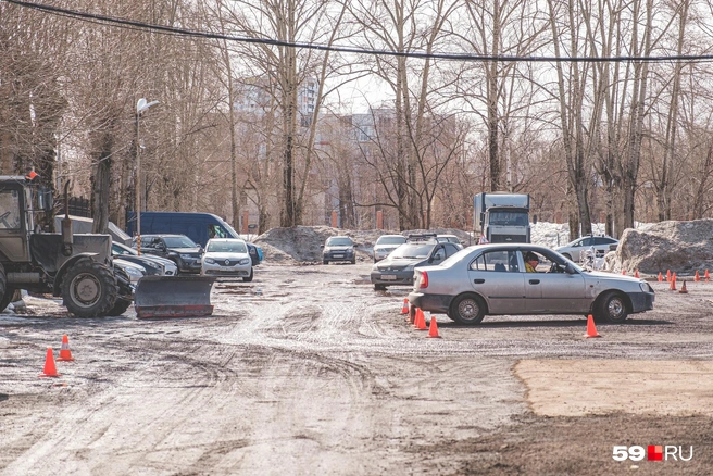 Сейчас участок стадиона со стороны улицы КИМ отдан под автостоянку и автошколу | Источник: Тимофей Калмаков
