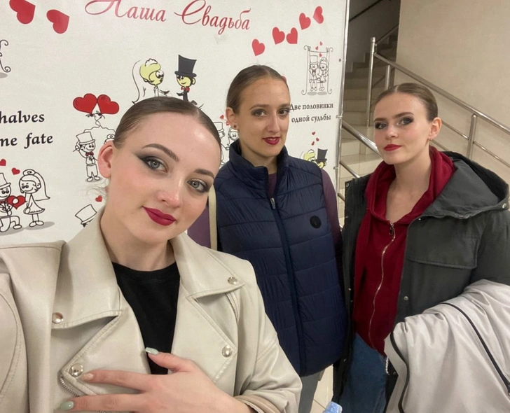 Коллеги Виктории (на фото справа) не знали, что она уехала в Магнитогорск