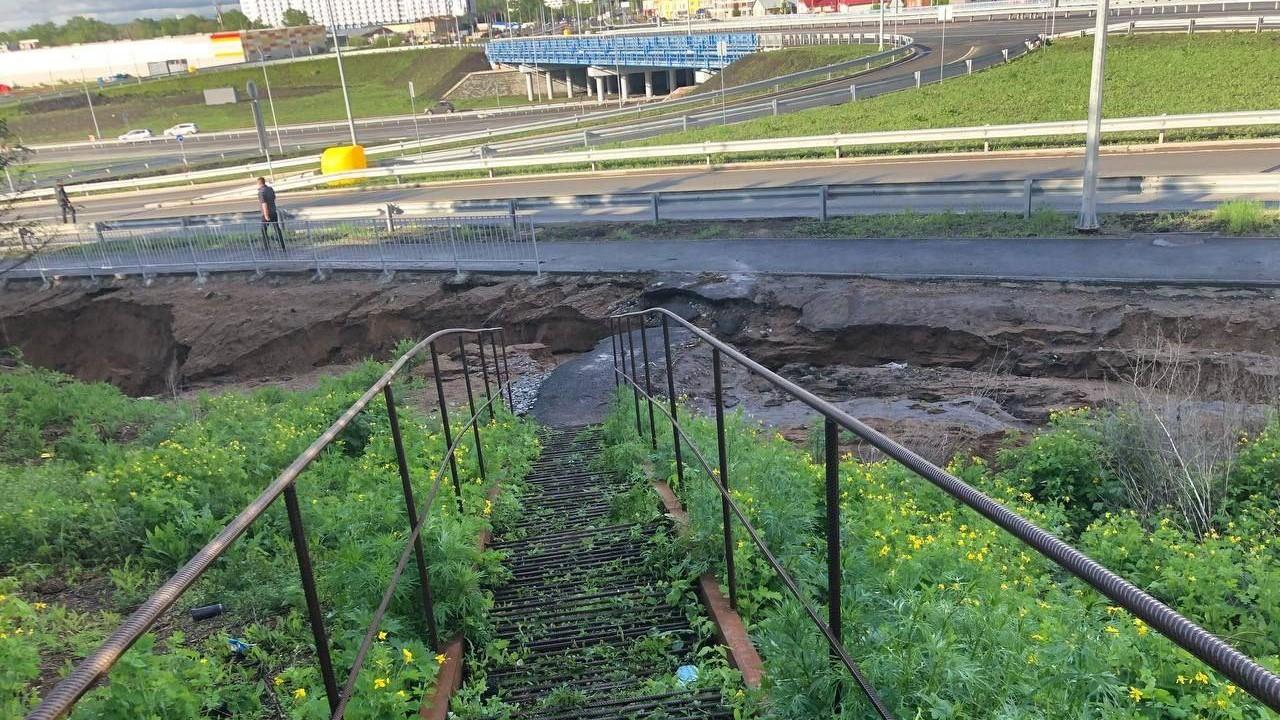 Сюрпрайз, сюрпрайз! В Уфе дождь размыл улицу Рыленко — фото