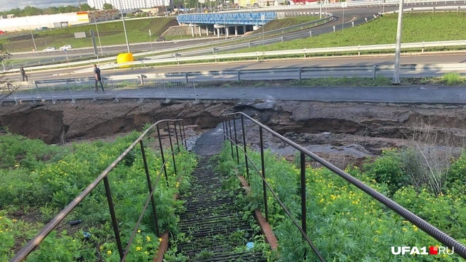 В Уфе размыло дорогу | Источник: читатель UFA1.RU