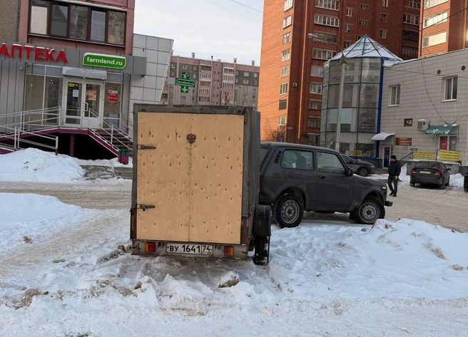 Места для нормальной парковки, даже с прицепом, полно | Источник: читатель 74.RU
