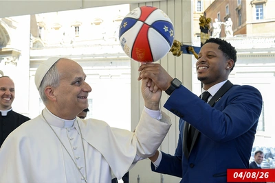 Папа Лев XIV учится вращать баскетбольный мяч с Harlem Globetrotters