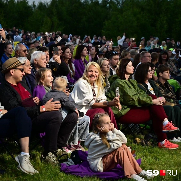 Целая палитра эмоций: кто-то увлеченно наблюдает, а кто-то сильно поражен | Источник: Василина Любимова / 59.RU